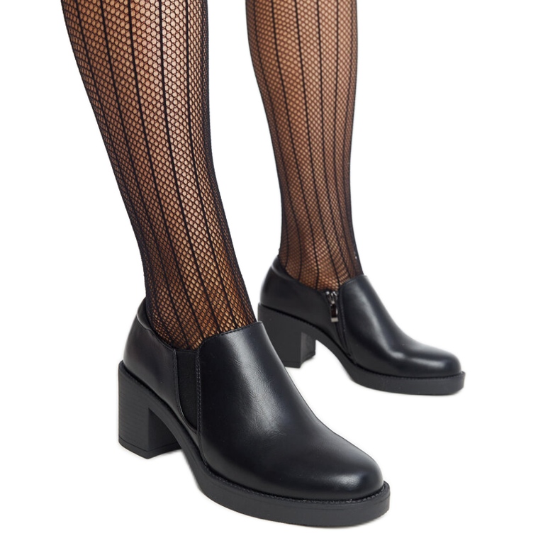 Czarne półbuty na obcasie Lavia