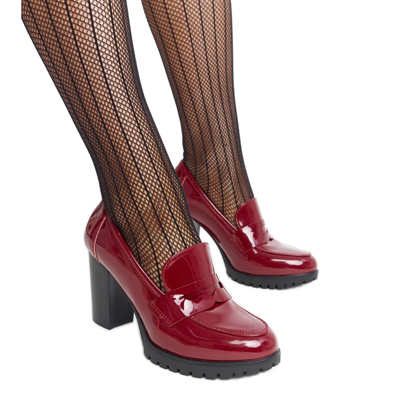 Czerwone lakierowane czółenka na słupku Licoletta