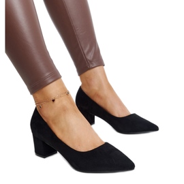 Czarne czółenka na słupku Araxi