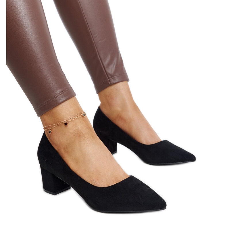 Czarne czółenka na słupku Araxi