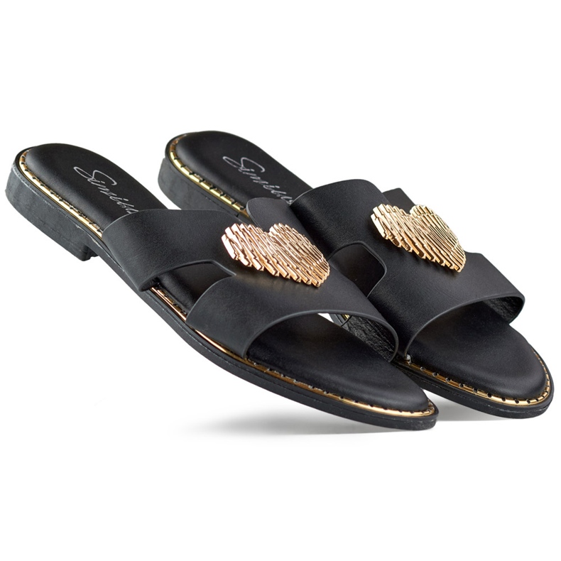 Czarne klapki damskie z ozdobnym serduszkiem