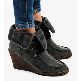 Komfortowe sandały damskie ze skóry na koturnie z eleganckim zdobieniem beżowy