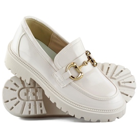 Lakierowane beżowe loafersy damskie beżowy