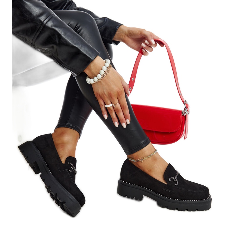 Czarne skórzane półbuty z ozdobną klamerką