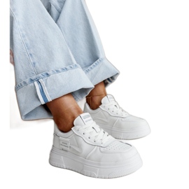 Białe skórzane sneakersy na grubej podeszwie Aria