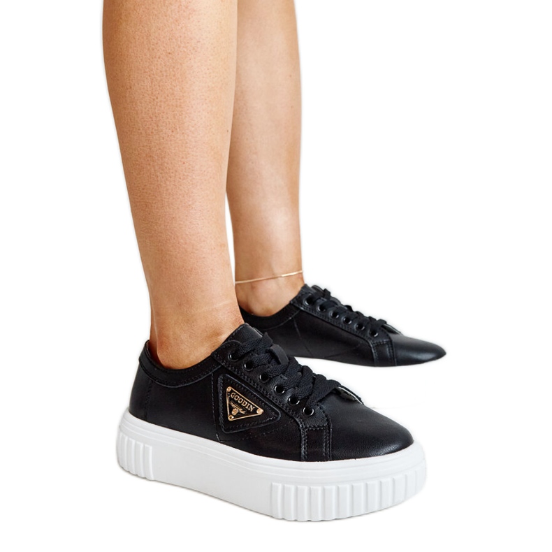 Czarne skórzane półbuty z ozdobną klamerką