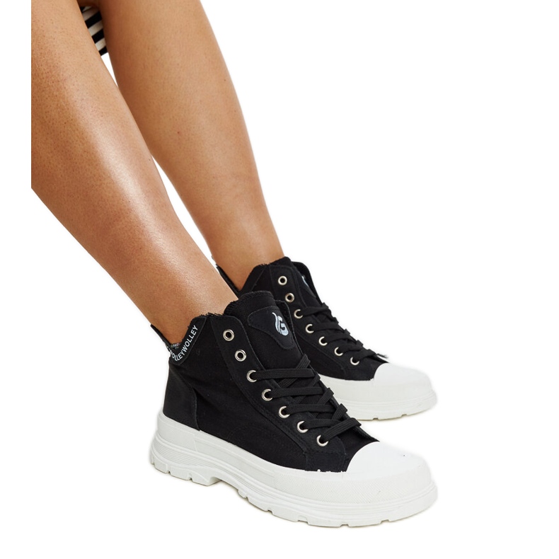 Wysokie czarne trampki z wcięciami Nura