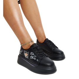 Czarne skórzane półbuty z ozdobną klamerką