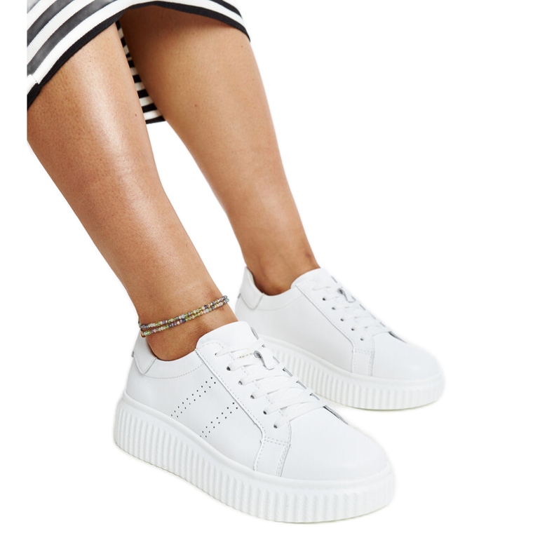 Niebieskie skórzane półbuty z ozdobną klamerką białe