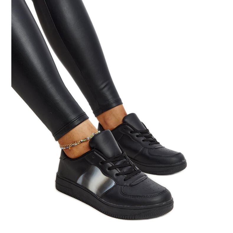 Czarne skórzane półbuty z ozdobną klamerką