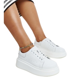 Białe skórzane sneakersy wiązane