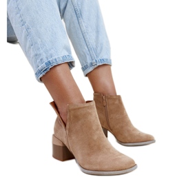 Brązowe botki z wcięciem na słupku Ljerka beżowy