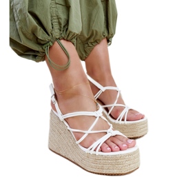 Białe sandałki na koturnie Mara