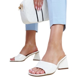 Białe lakierowane klapki na słupku Andela