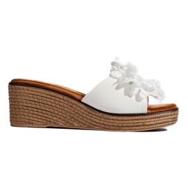 Zamszowe klapki na koturnie białe