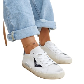 Białe sneakersy z efektem ,,znoszenia'' Gombola