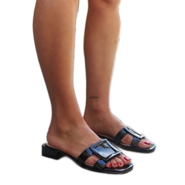 Czarne klapki lakierowane ze skórzaną wkładką Mancinia