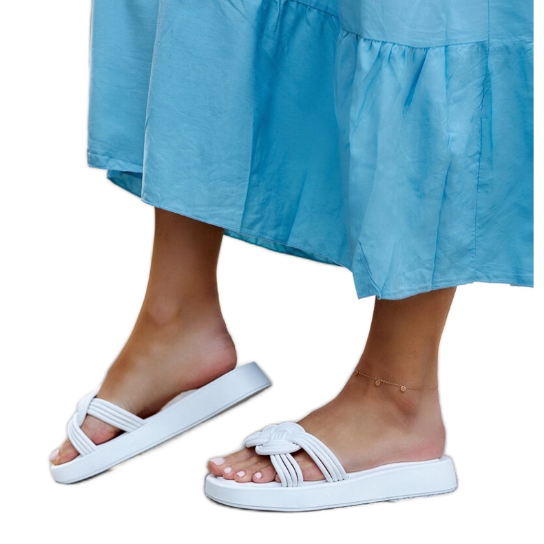 Białe klapki gumowe Ferrei