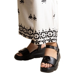 Czarne sandały na koturnie z eko skóry Maddison