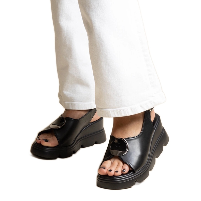 Czarne sandały na koturnie z klamerką Bayley