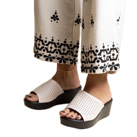 Białe klapki ażurowe na koturnie eko skóra Garvin