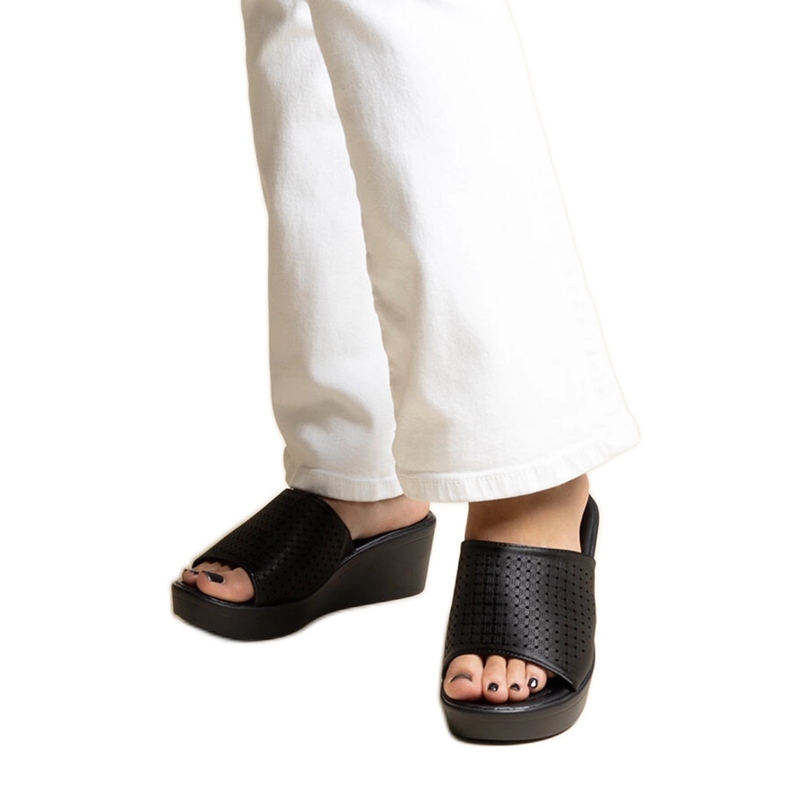 Czarne klapki ażurowe na koturnie eko skóra Garvin