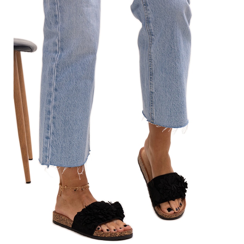 Klapki z kwiatami na korkowej podeszwie Almida czarne