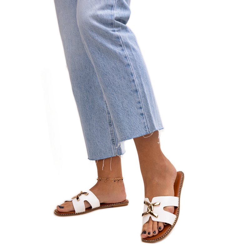 Białe klapki z klamerką Razanna