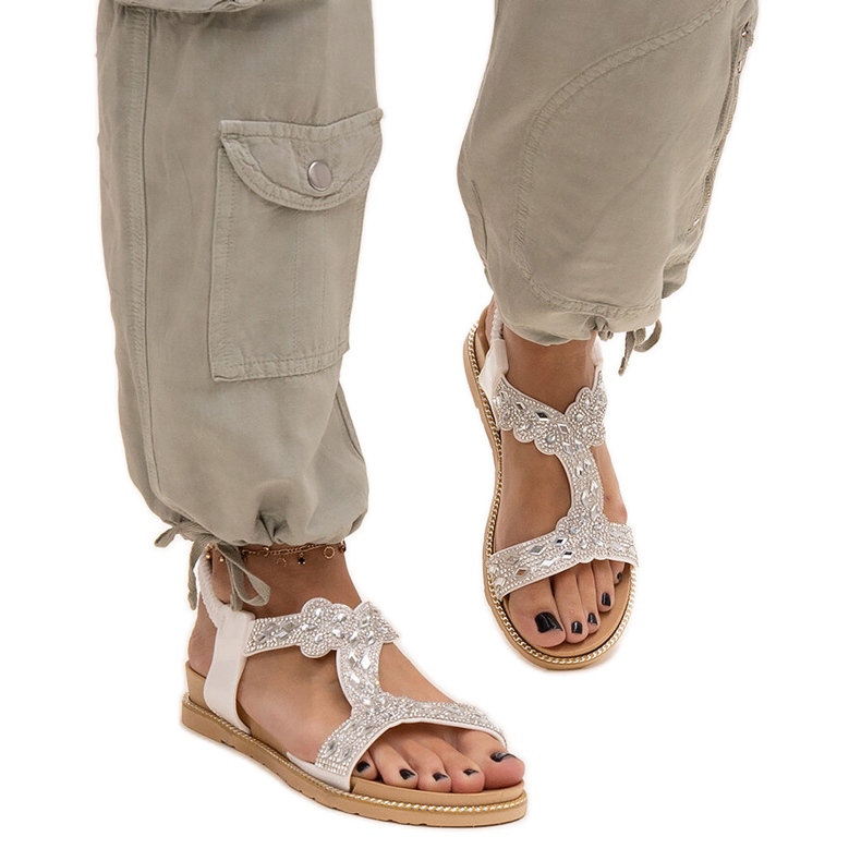 Błyszczące białe sandałki Shahida