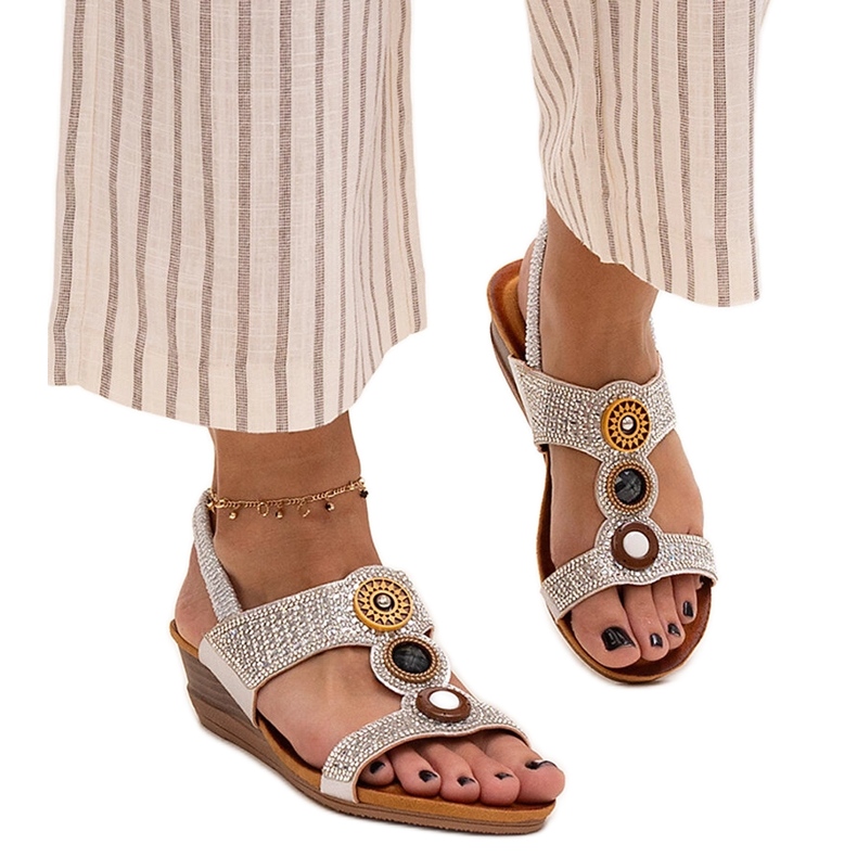 Błyszczące sandały na niskiej koturnie Azeeza srebrny