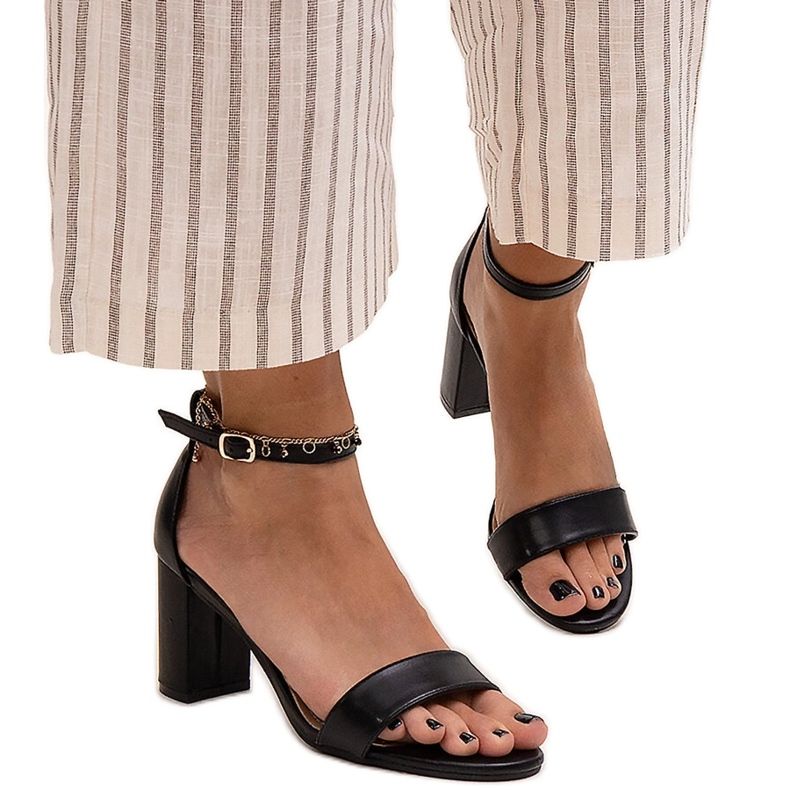 Czarne sandały na słupku Atifa