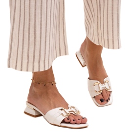 Klapki na niskim obcasie z ozdobną klamerką Luara białe