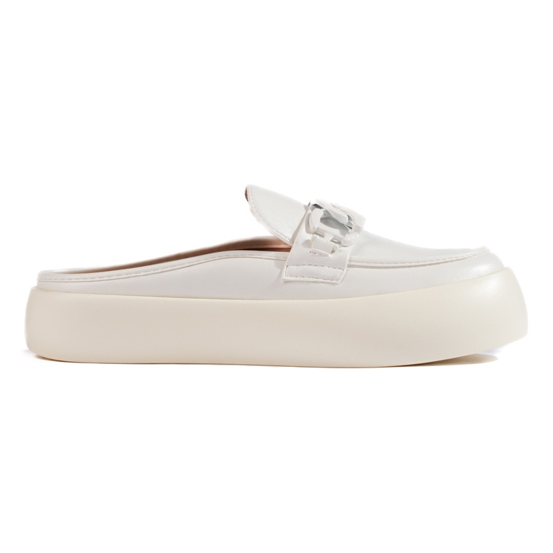 Białe zabudowane damskie klapki na platformie