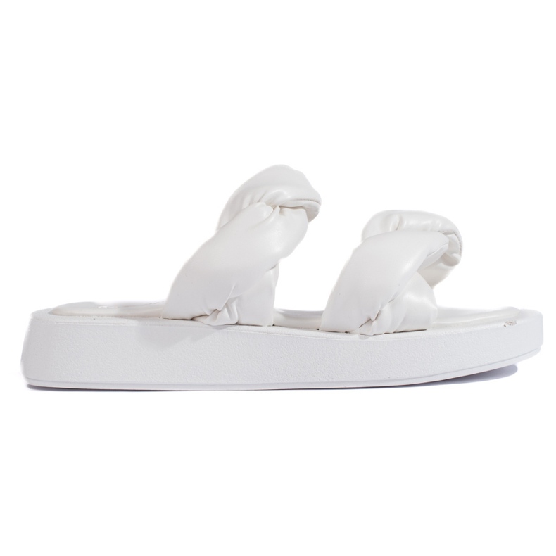 Białe klapki na grubej podeszwie