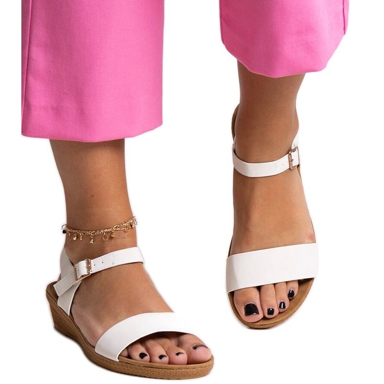 Białe sandałki z eco skóry Makdaka