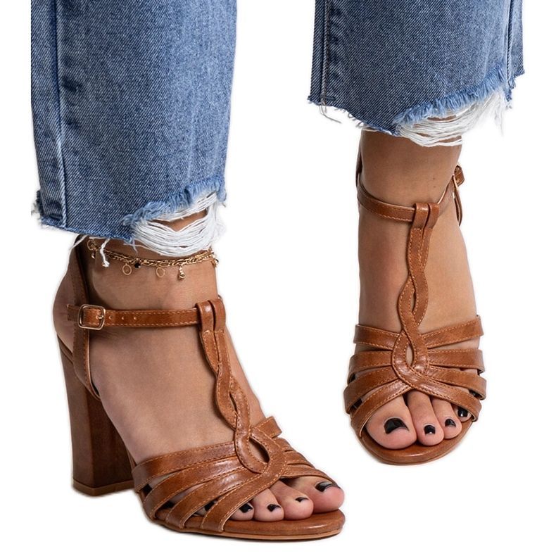 Brązowe sandałki na słupku Mikaii