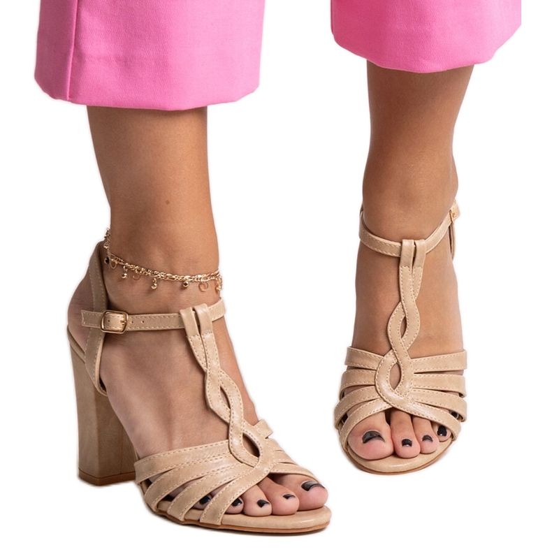 Beżowe sandałki na słupku Mikaii beżowy