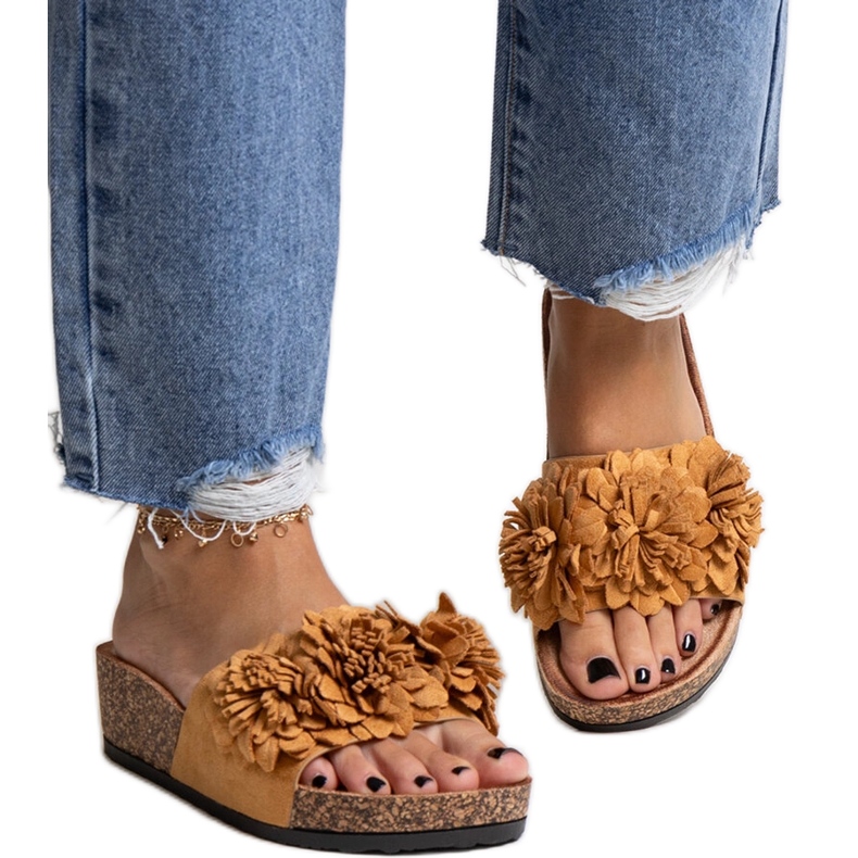 Klapki karmelowe z kwiatami na platformie Apolonia brązowe