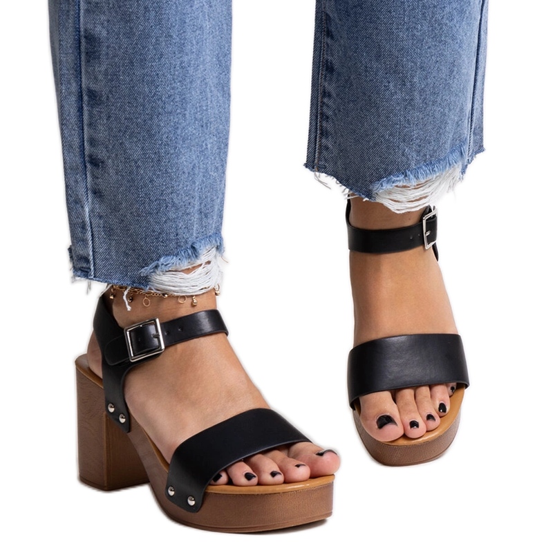 Czarne masywne sandały na słupku Adilar