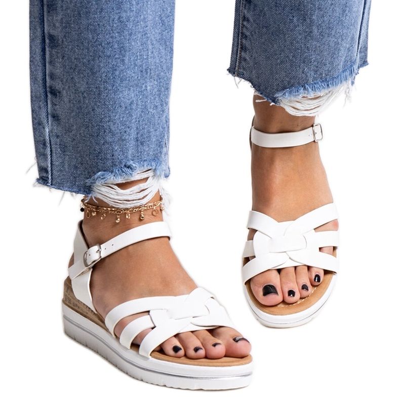 Białe sandałki na niskiej koturnie Hikma