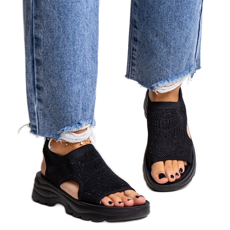 Czarne sandały materiałowe na platformie z cyrkoniami Delmare