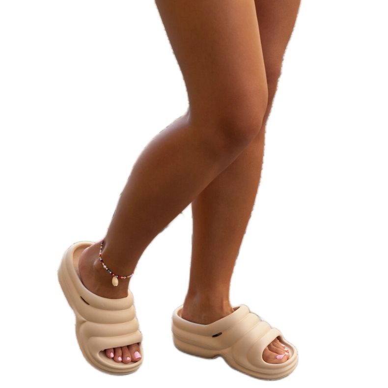 Ciemno beżowe masywne klapki Amina beżowy