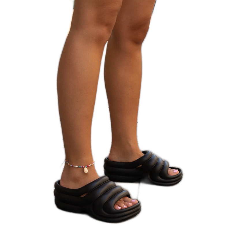 Czarne masywne klapki Amina