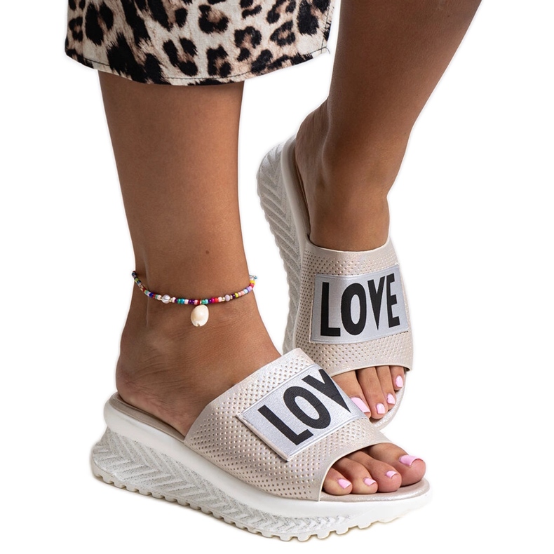 Beżowe klapki na ozdobnej koturnie Maurla beżowy