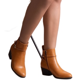 Brązowe botki na słupku Ibdisa