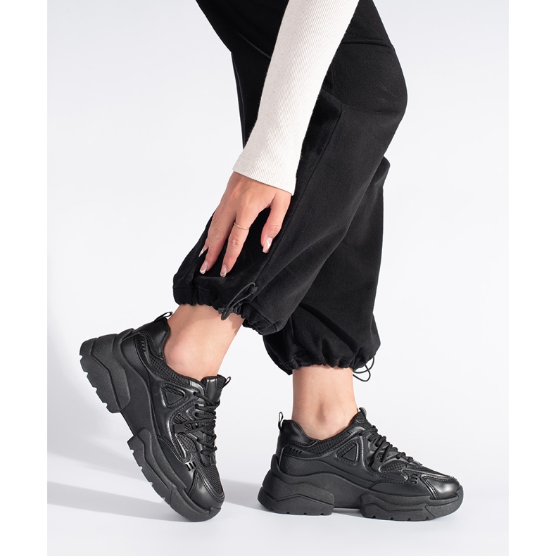 Czarne sneakersy na grubej podeszwie