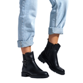 Czarne botki damskie z ozdobną klamrą