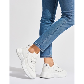 Białe damskie buty sportowe na grubej podeszwie
