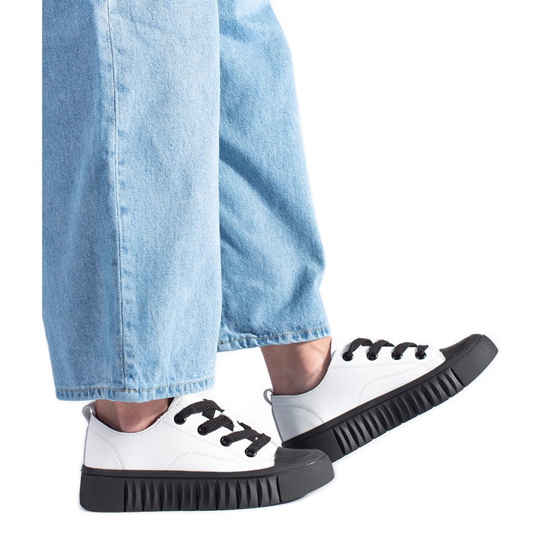 Biało-czarne niskie trampki ze skóry naturalnej białe