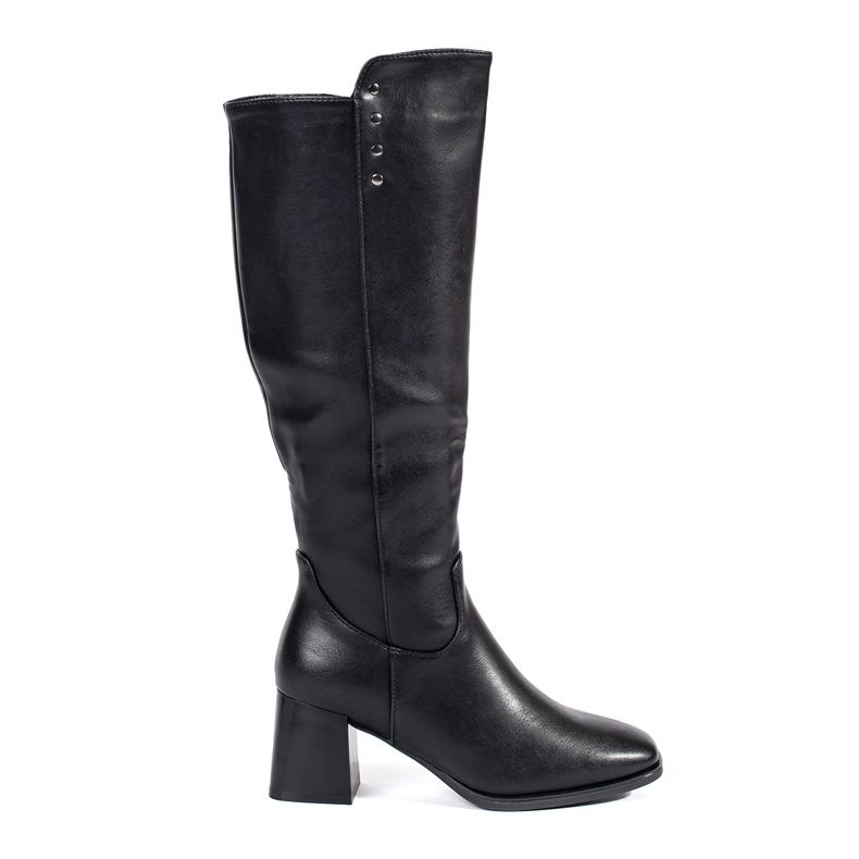 Czarne zamszowe kozaki na słupku